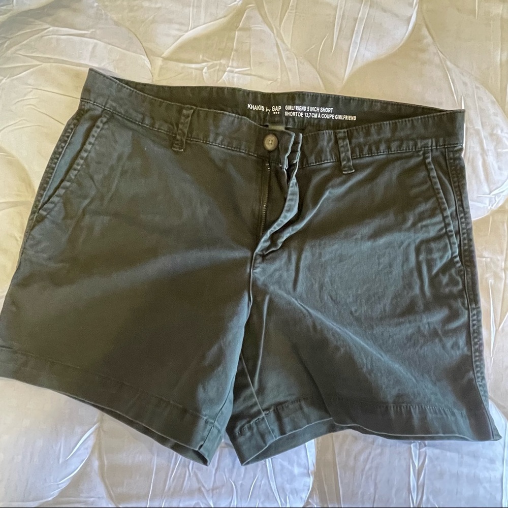 GAP KHAKI SHORTS